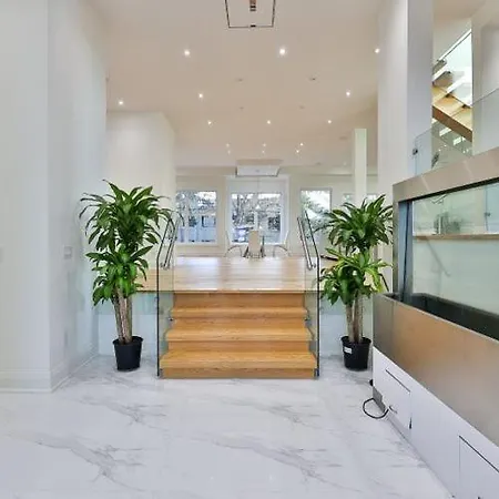 Comfortable Room In Toronto Next To Yorkdale Mall