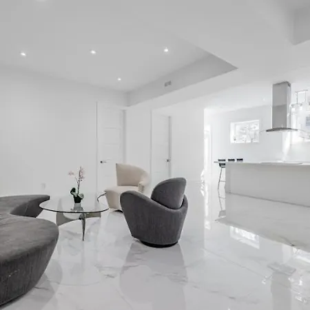 Comfortable Room In Toronto Next To Yorkdale Mall